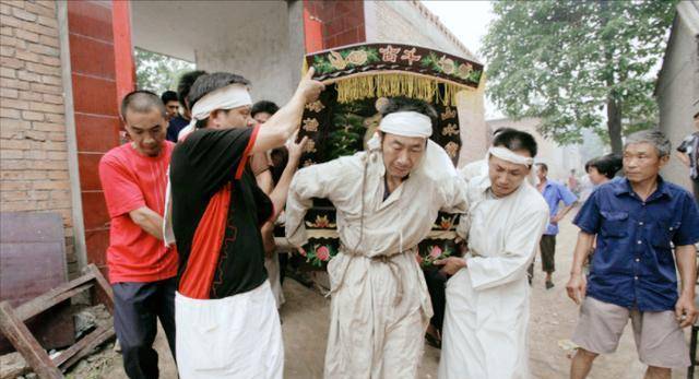 农村俗语:雨打棺十年酸,雨洒坟出贵人,出殡下葬遇下雨好不好?