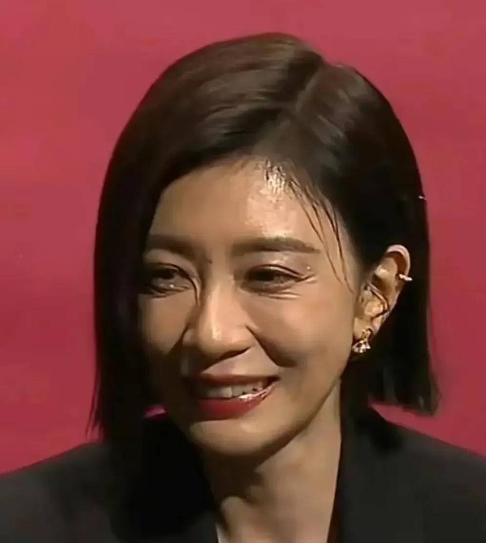 贾静雯生图笑的时候,鱼尾纹和木偶纹显露,岁月痕迹都出来了.