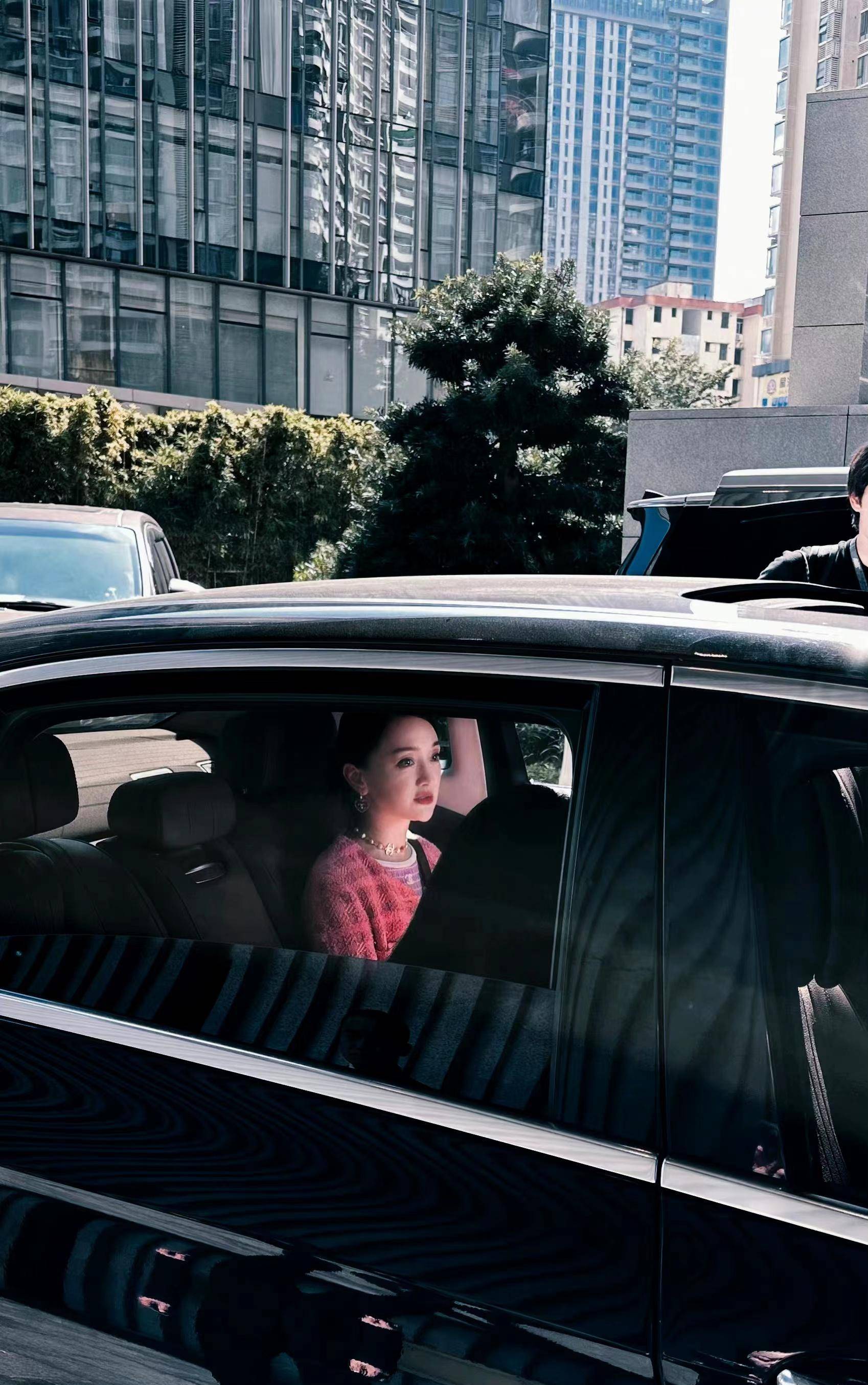 不过相比高饱和度的量产,朱迅的王牌风格就很不错了,而且颜色的亮度是