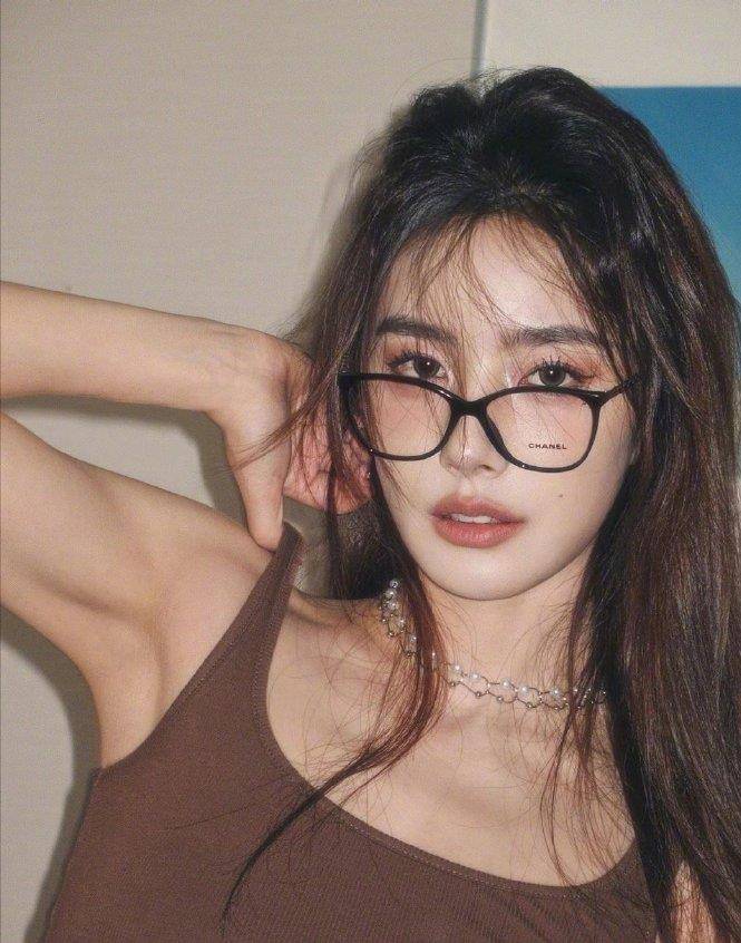 90后健身女神陈暖央最新写真,穿咖色露脐运动衣写真,大秀好身材_夏天