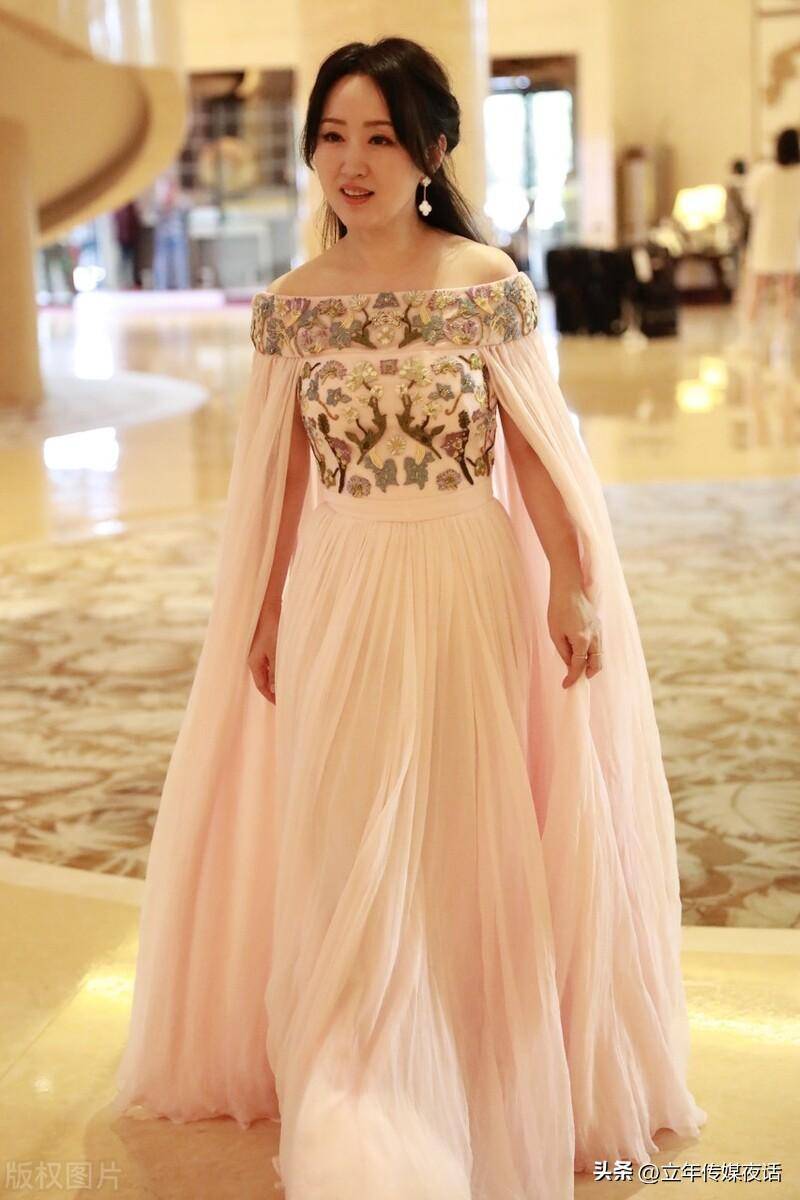 杨钰莹乘风破浪《轻轻的告诉你》:隐幽静谷秀芳华_一代人_成为了_摄影