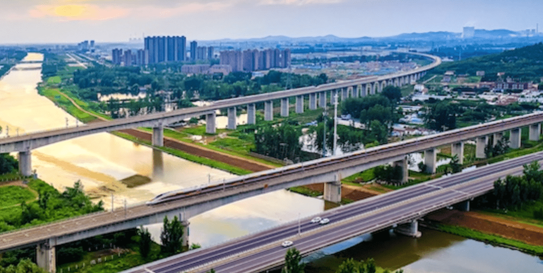 中国高铁为何很少走平地，宁可斥巨资修高架桥？花得值吗？(图6)