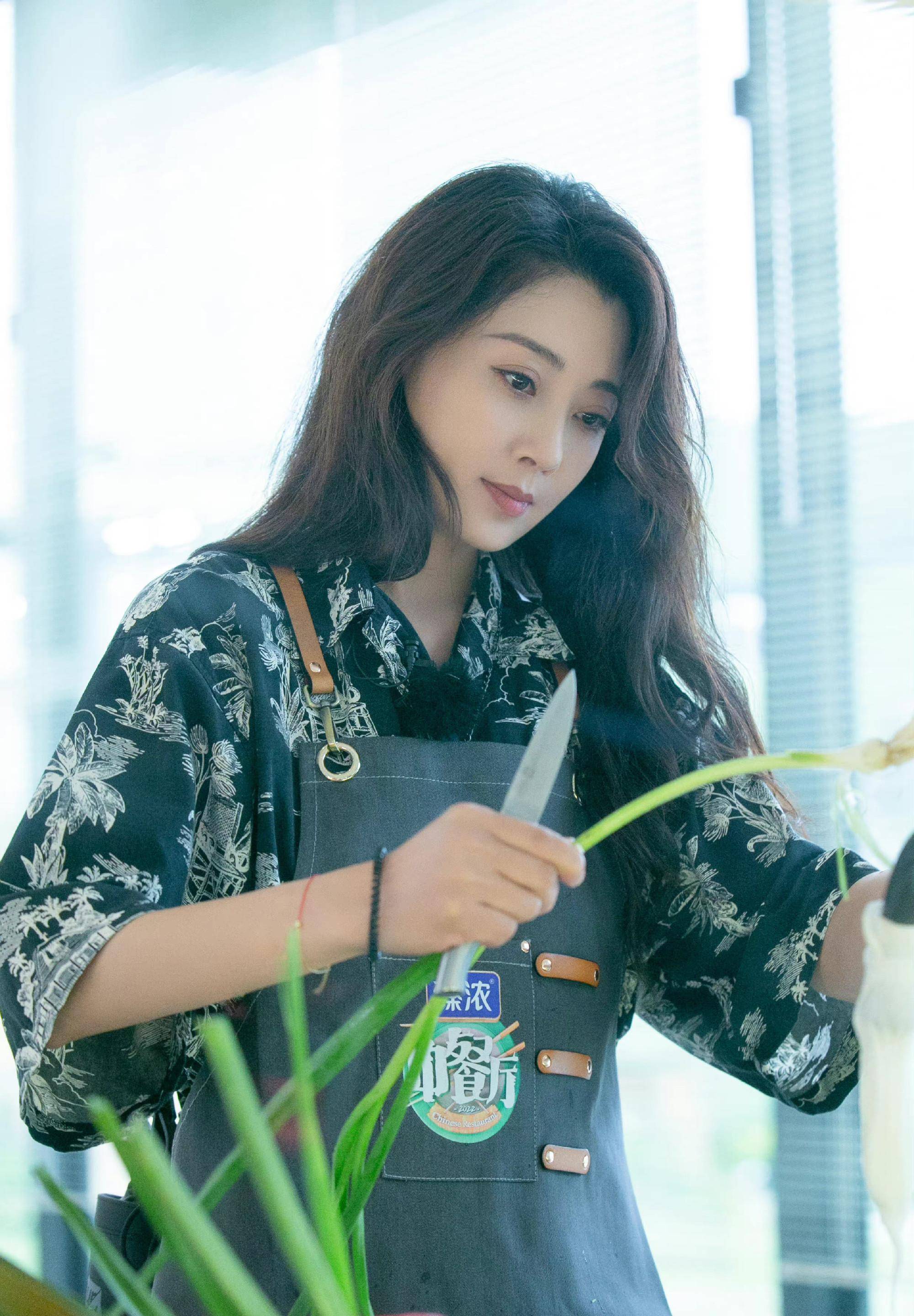 这套殷桃造型准确捕捉了40多位王牌优雅与时尚的平衡,展示了如何通过