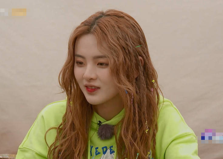 "叫杨超越,其他人都穿长筒袜,她的露脚踝装扮成焦点_节目_金瀚_小伙伴