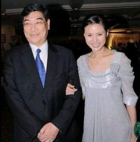 李若彤在事正火的时候,遇见了分手的中年富商郭应泉,她以为找到了一生