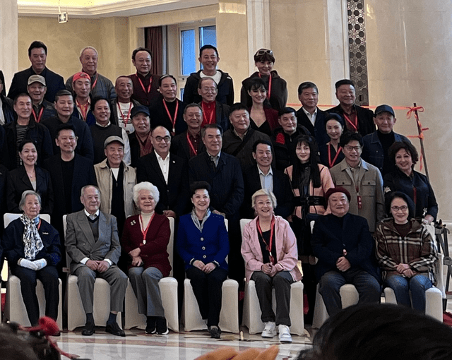 陈宝国作为会长宣布中国电影表演艺术周落户南京,为期五年