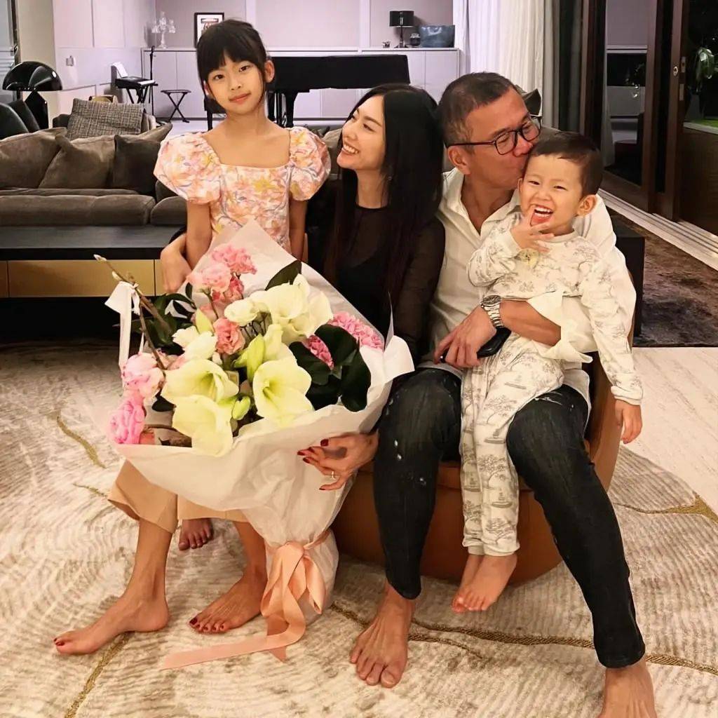 向佐前女友庆祝结婚七周年!