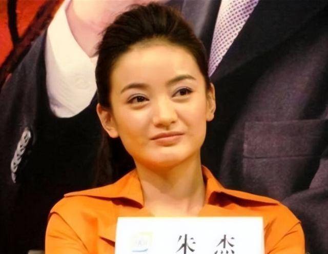 朱杰:曾和胡歌是同学,貌美如花不炒作,丈夫位列全球亿万富豪榜_朱洁