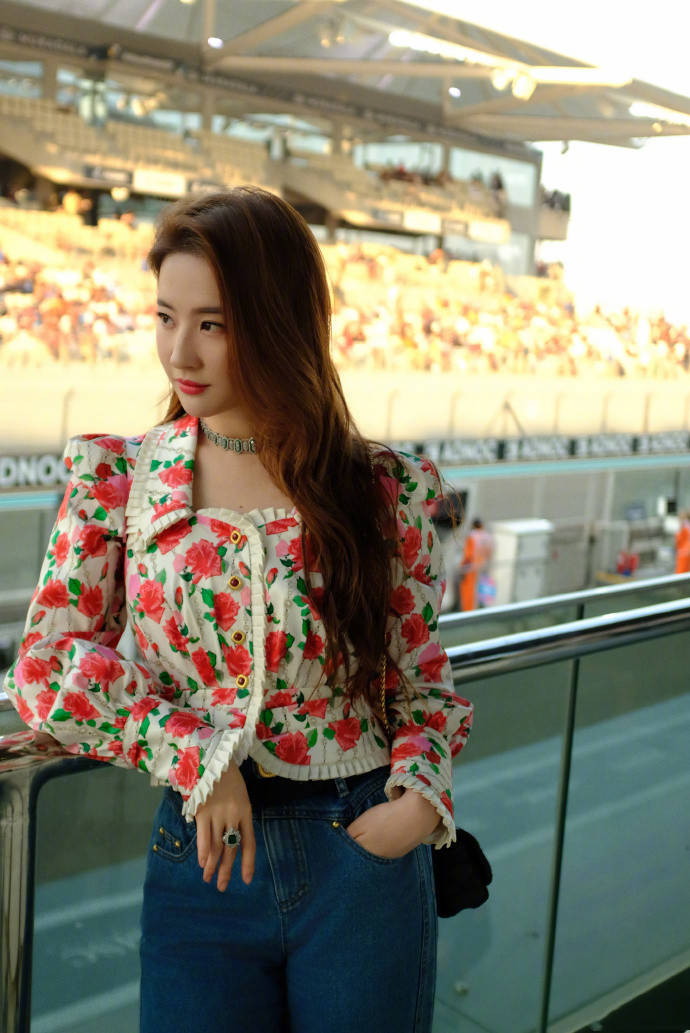 刘亦菲满分的穿搭,化身成熟女神!时尚自信有魅力_休闲_身材_牛仔裤