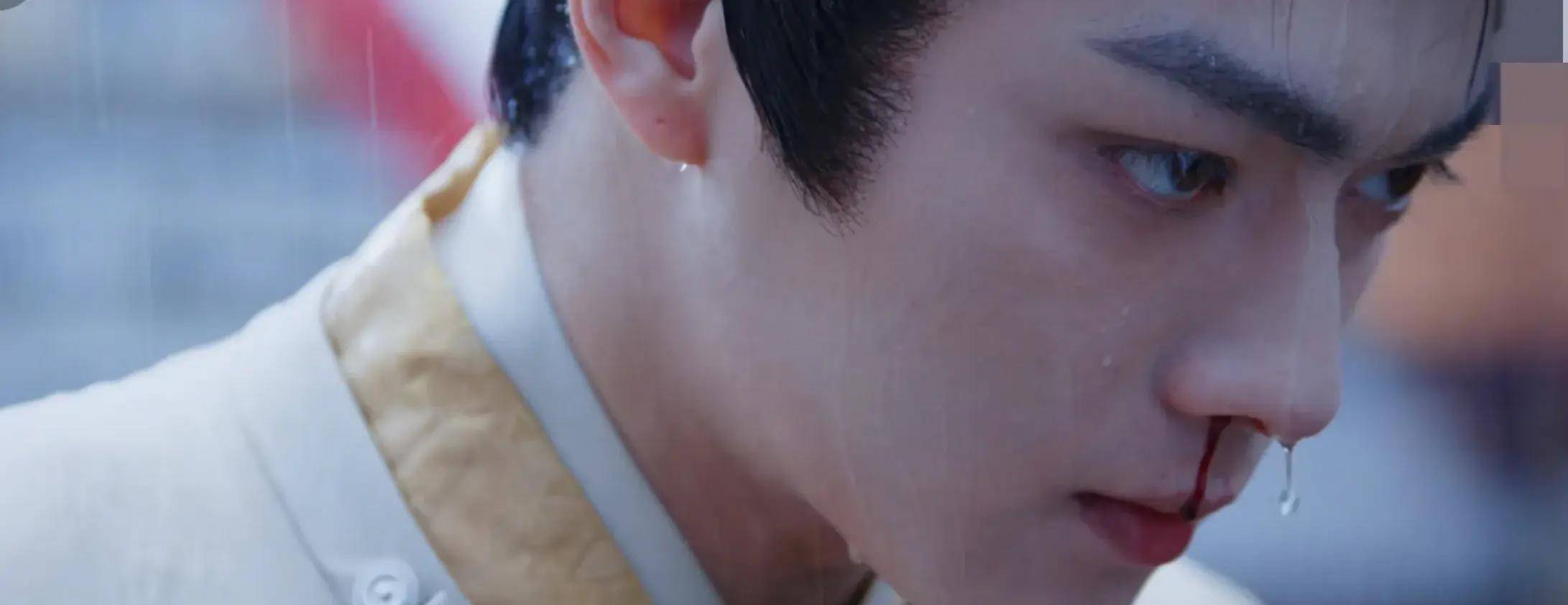 李薿内伤复发.先是鼻血缓缓流下,然后他就倒地不起,口中喷出黑血!