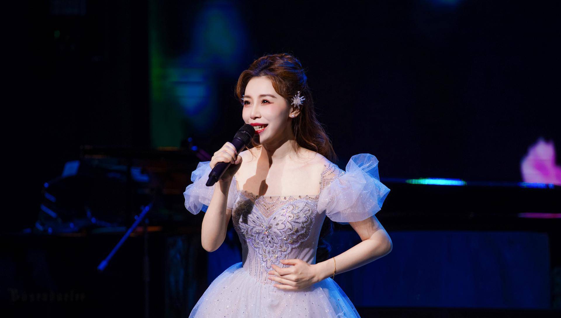 "芳华弦歌"首场线下音乐会唱响湖南民歌_青春_莫娟娟_演唱会