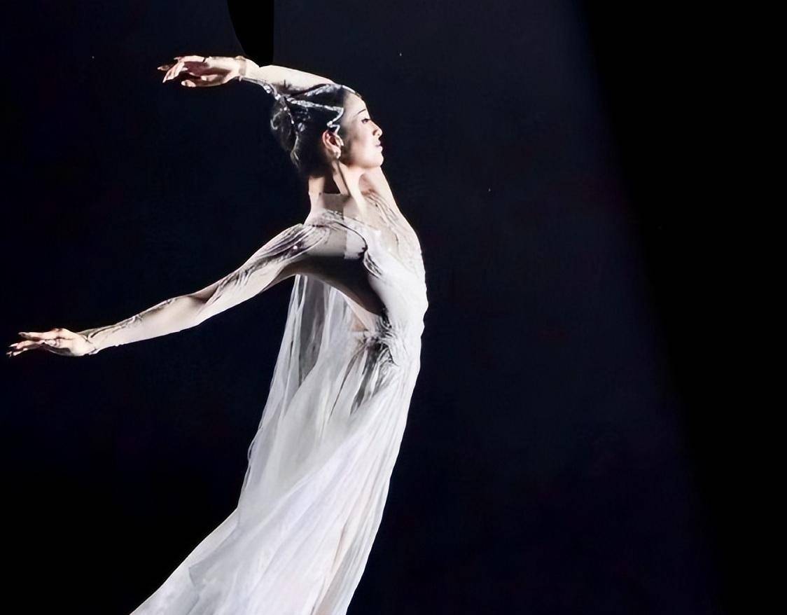 21岁舞蹈演员谭楣去世,母亲伤心欲绝,去世原因引起网友猜测_动作_江南