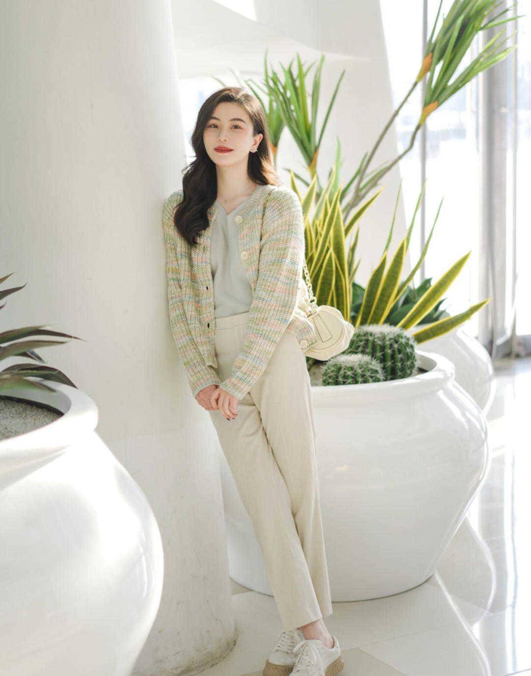 冬季,要想"文艺温婉"并存,身穿针织开衫搭配长裤,女神范十足_白色