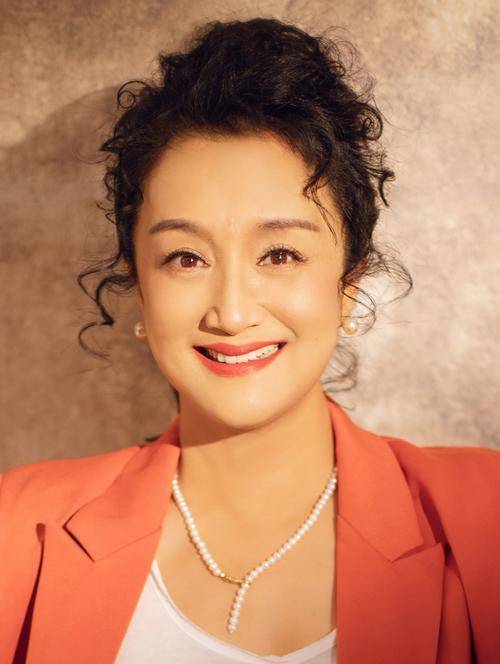 杨昆:别墅被拍卖,退休金2500,59岁无儿无女为夫还债,现怎样了_表演