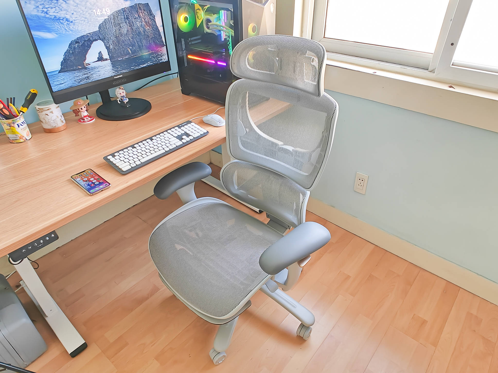 将五星脚的中间放上气压棒,然后再将椅面中间的孔对准,放到气压棒上