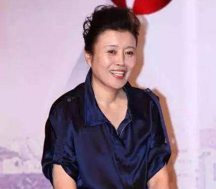 61岁丁嘉丽:婚内不忠诚被分手,自爆堕胎4次,曾为捧红孙红雷下跪