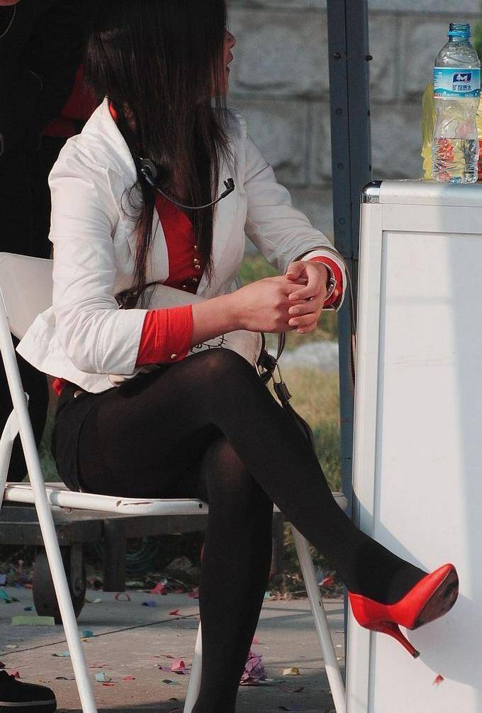 这些街头少妇穿着黑色丝袜,不仅锦上添花般地突出了她们的大长腿_时尚