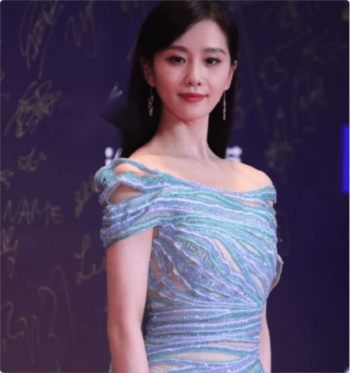 36岁刘诗诗美到天际,"人松肉紧",风情万种,水蛇腰撩人于无形_气质