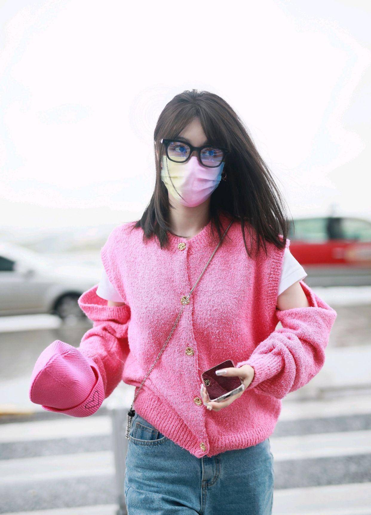 李菲儿的眼光真好穿上露肩设计的粉色针织开衫甜美又不失高级