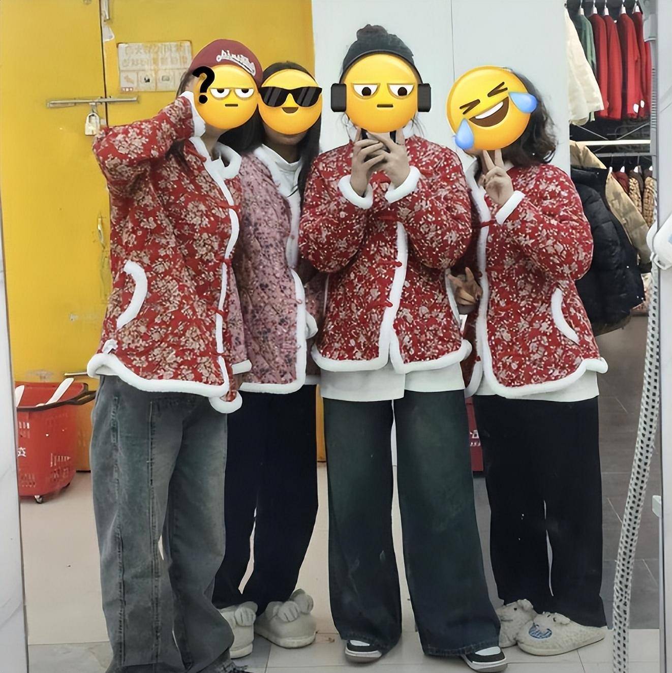 花棉袄独特的风格和实惠的价格,完全符合了现在年轻人的追求个性,这种