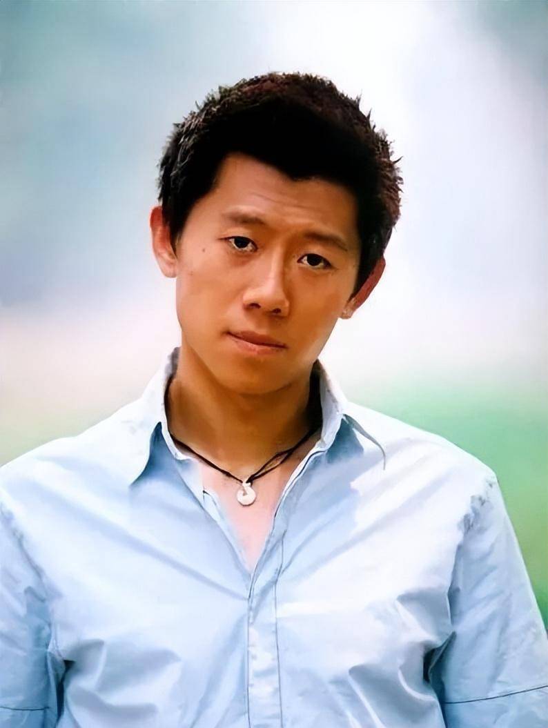 结婚不邀请父亲,婚后与母亲明算账,妻子袁泉为他感到心疼_姜文_小时候