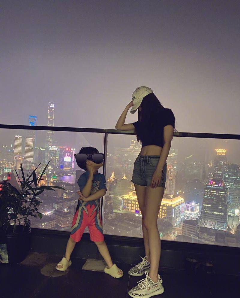 杨颖凌晨带6岁儿子现身医院!