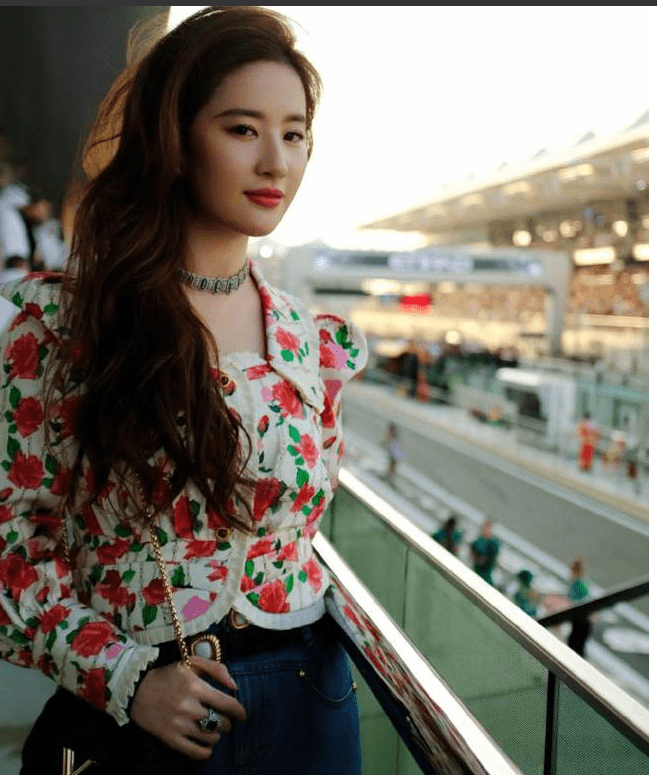 刘亦菲姿态妩媚,回眸一笑,女神范儿十足!_网友_显得_一角