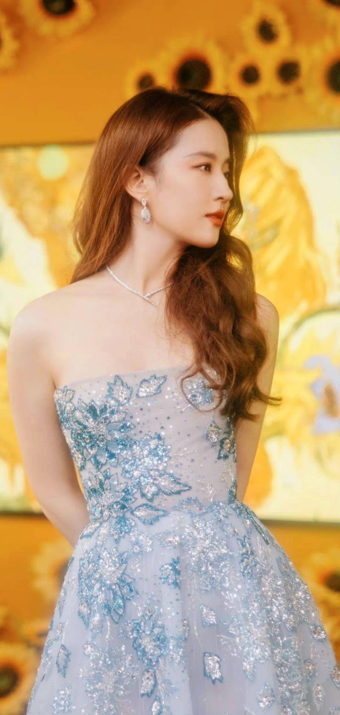 刘亦菲身穿蓝色抹胸长裙出席活动,风格性感时尚,大赞"女神好美"_形象