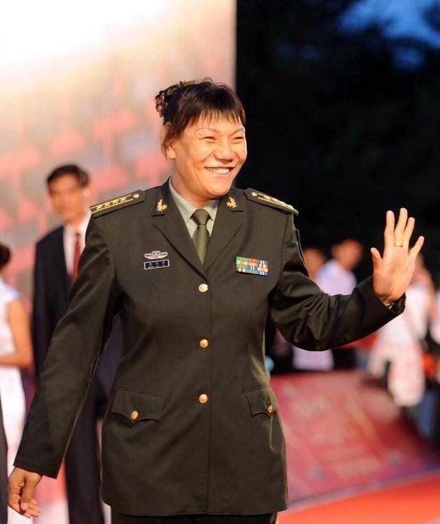 女篮名将郑海霞:坐拥大校军衔,嫁给1米9街道临时工,现状如何?