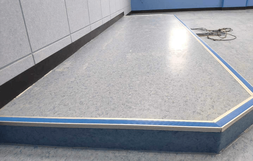 pvc地坪是采用聚氯乙烯材料制作而成,是现在世界上很流行的一种装饰