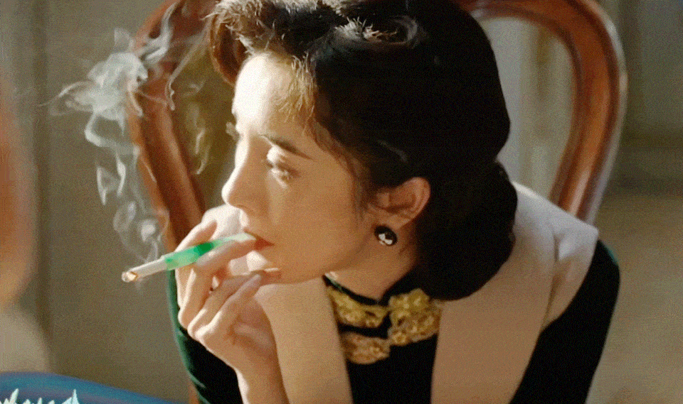 女人抽烟的谍战剧图片