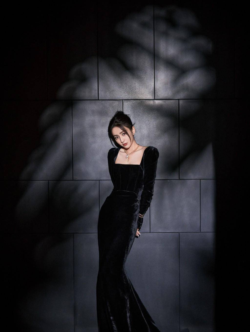 佟丽娅这身黑色丝绒连衣裙精致又前卫,网友:她真是我心中的女神_气质