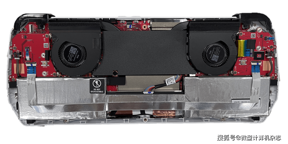 断开电池,并移除背板的黑色贴纸使用撬棒从中间往外,撬开底壳并取下拧