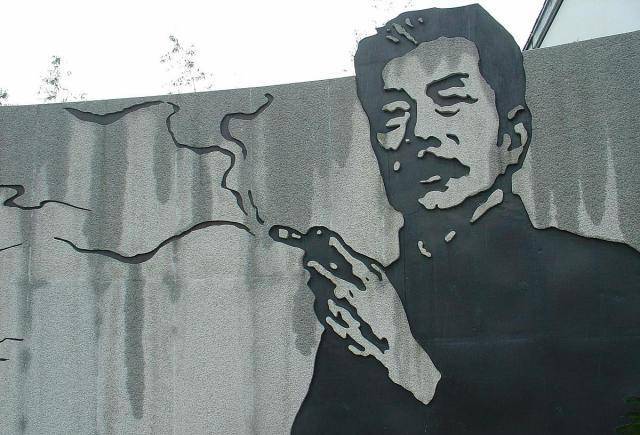 关于鲁迅从何时开始抽烟已经无从考证了,但是可以确定的是,从他站在