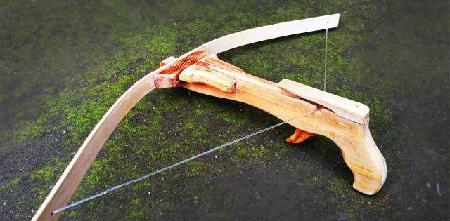 虽然是冷兵器,但是弓弩利用弹簧装置发射箭头,箭矢携带巨大的初速度