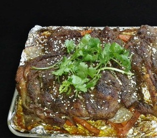 新疆特色美食烤羊腿,鲜美入味,外酥内软,一吃就不想停_步骤_锡纸_洋葱