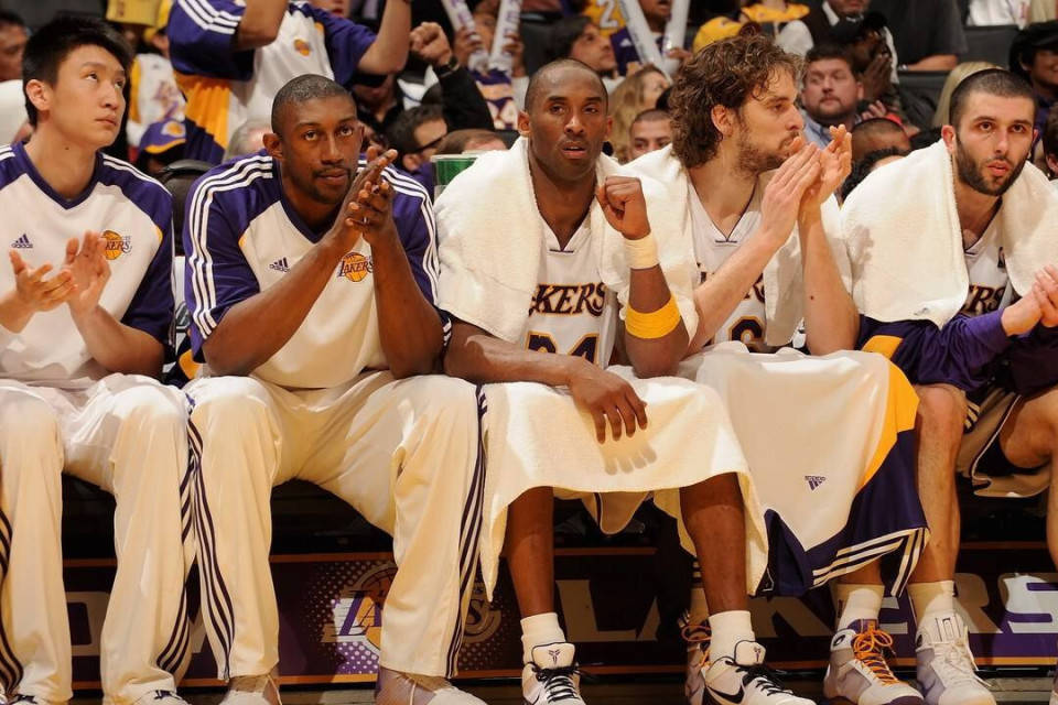 他是中国男篮天才后卫,与车模离婚净身出户,曾带领湖人科比夺冠_孙悦