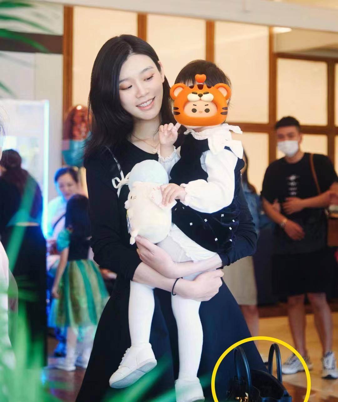 奚梦瑶全家为女儿庆生,打扮富贵行头超15万,2岁女儿超模范十足_何猷君