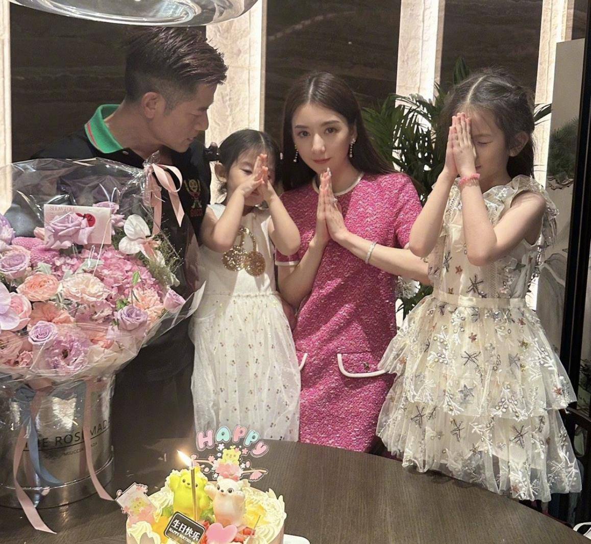 郭富城一家四口为爱驹打气,俩女儿像双胞胎颜值高,丈母娘同行