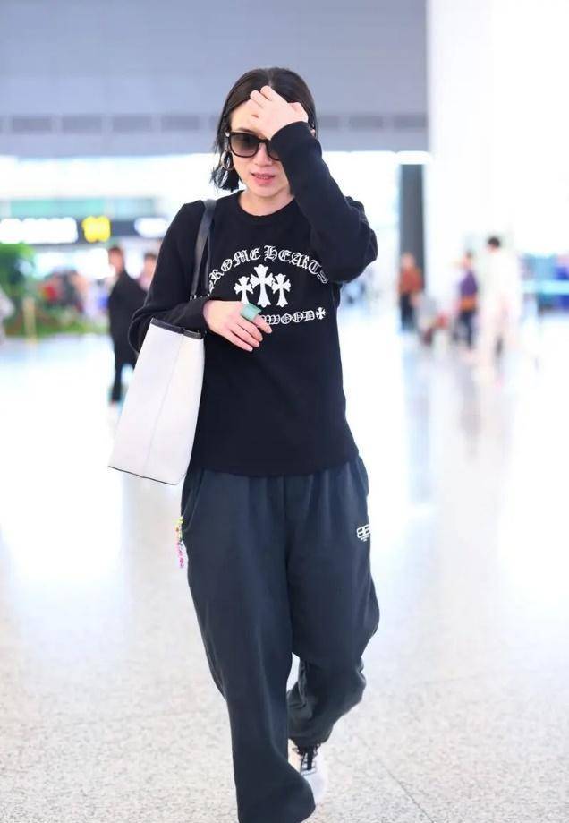 宋佳"杭州萧山"机场,43岁无惧年龄素颜出镜,八字纹,皮肤松弛得很真实