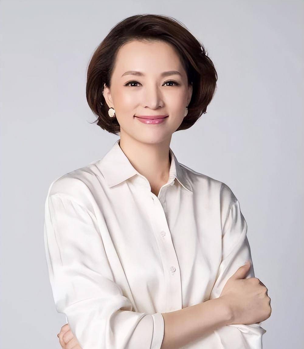 董卿主动离开是对的,2024春晚主持引热议,李思思给出"大惊喜"_家庭