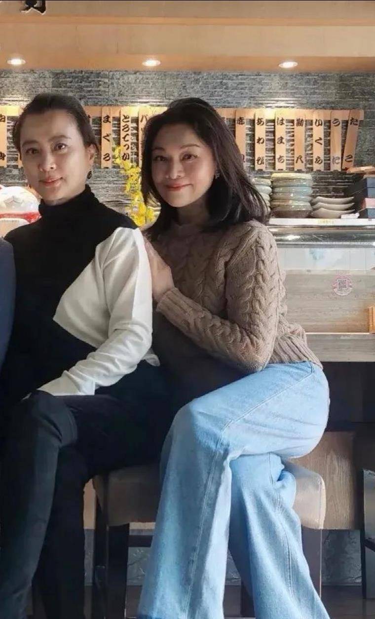 59岁李玲玉同框58岁史可,1岁之差,史可美艳动人,李玲玉真老了_设计