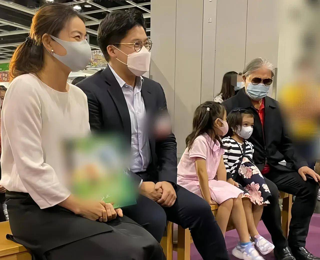 霍启山晒父子四人同框照,霍启刚甜搂妻子好宠溺,郭晶晶端庄得体