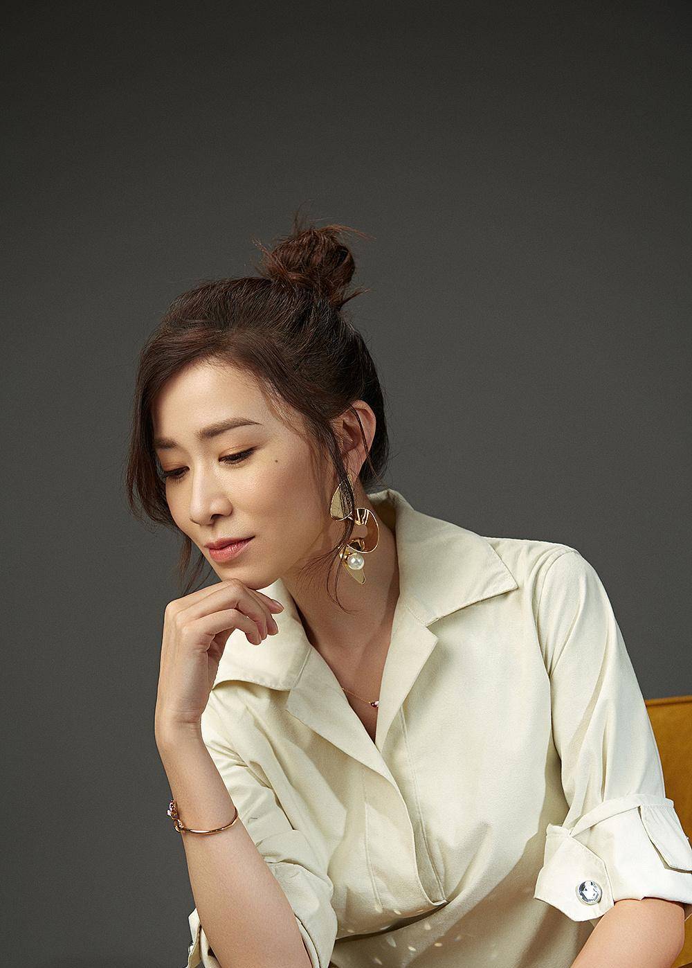 事实证明,48岁"无人敢娶"的余诗曼,早已走上了另一条大道_佘诗曼_香港