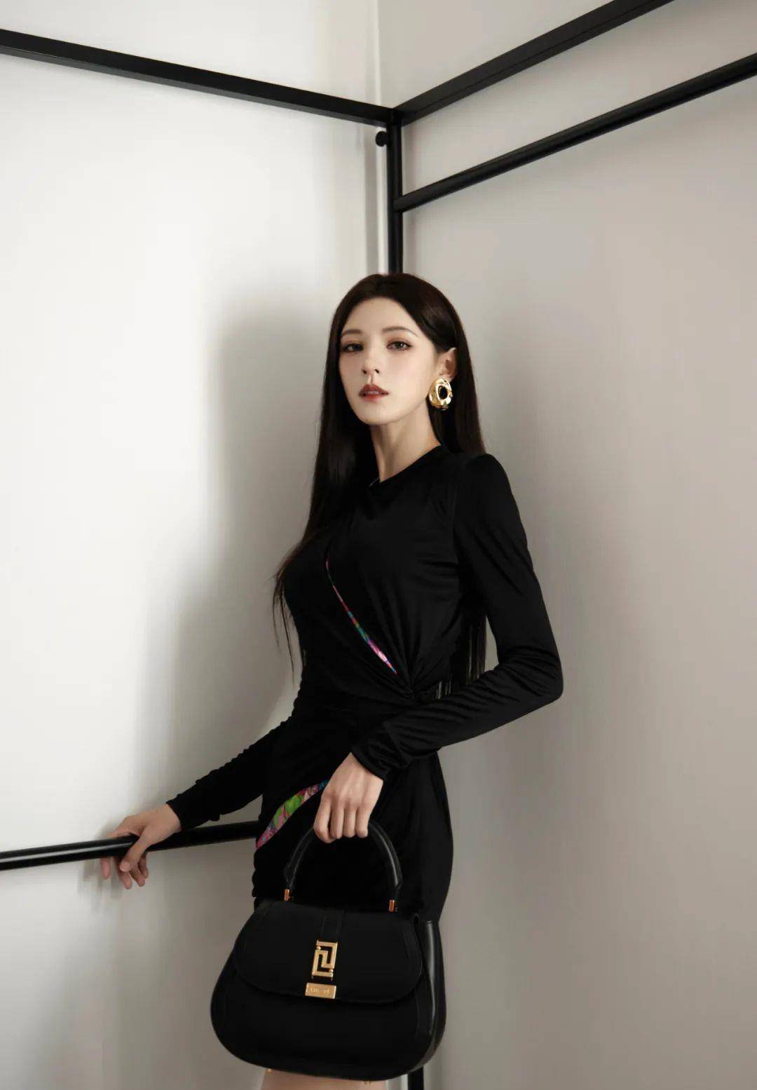 张予曦扫楼造型引热议,完美腰臀比与修长美腿,让人心动不已_身材_风格