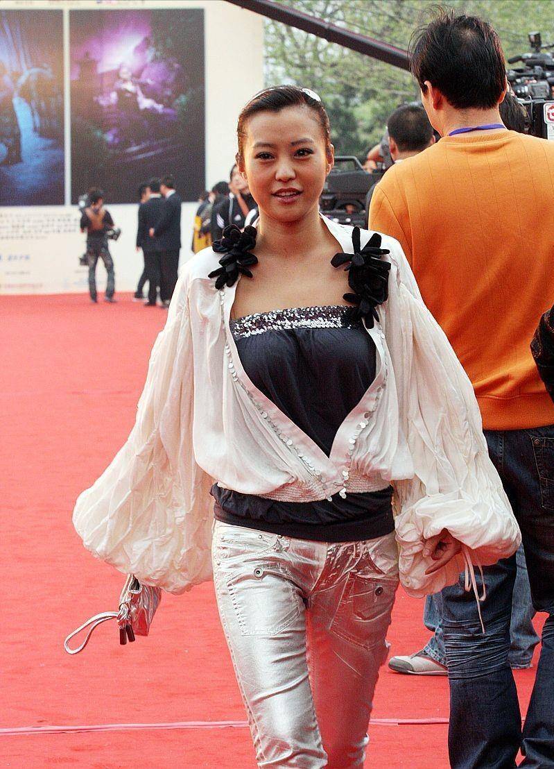 郝蕾这水银裤子一般人真驾驭不了,穿大号开衫配抹身材,更显好比例