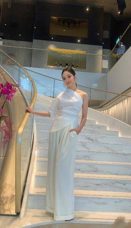 侯佩岑最新活动出席,"胸骨突出"身材过度消瘦,165高不到88斤_连衣裙