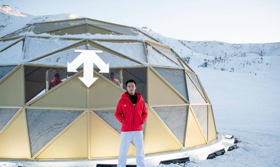 迪桑特品牌代言人陈伟霆在雪堡外拍照打卡这个想法并不是乌托邦.