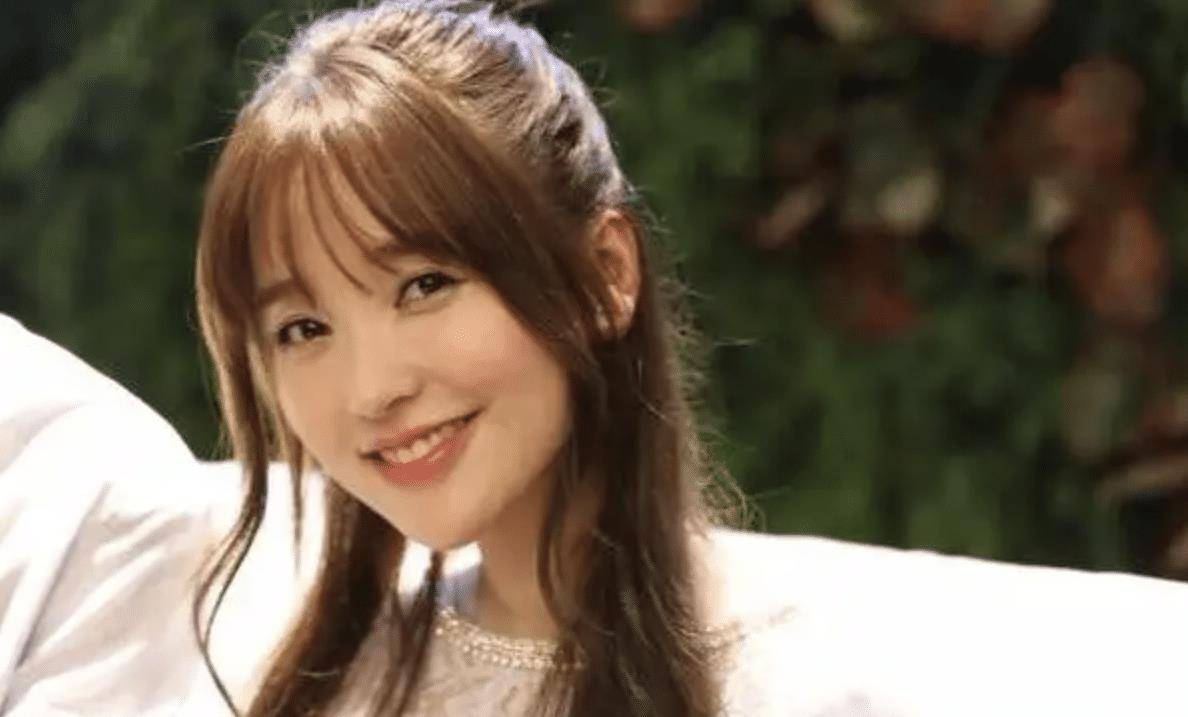 金莎"少女感变姨感",郝蕾的犀利点评没有错,可惜金莎听不进去_女孩