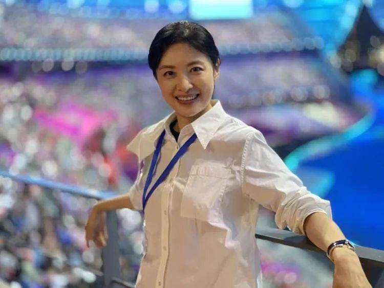 55岁周涛罕见晒工作,主持春晚17年,离开央视7年后,如今竟过成这样.